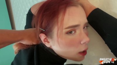 Vyras dulkinamas į burną ir putę Paklusni raudonplaukė Skimpy ir sperma ant krūtų
