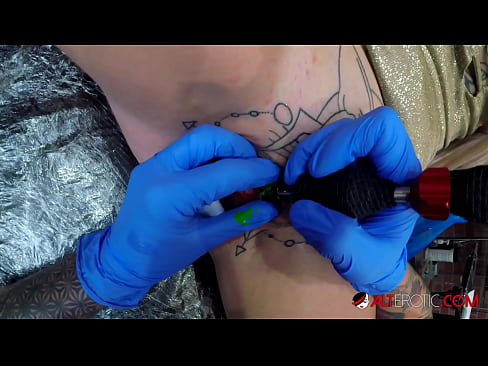 ❤️ Itin tatuiruota karšta Sully Savage gavo tatuiruotę ant savo klitorio ❤️ Porno vk prie lt.qizpornolar.ru ❌️